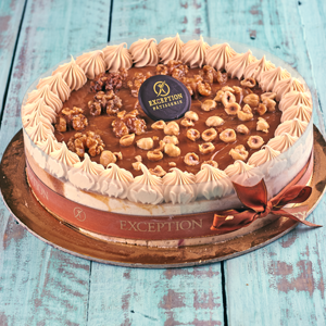 ice-cream-cake-half-walnuts-half-hazelnuts-4IC0404109-%D8%AA%D9%88%D8%B1%D8%AA%D8%A9-%D8%A7%D9%8A%D8%B3-%D9%83%D8%B1%D9%8A%D9%85-%D9%83%D8%B1%D8%A7%D9%85%D9%8A%D9%84