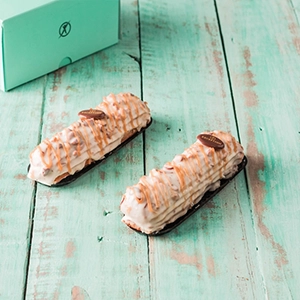 white-chocolate-hazelnut-eclair-4WD0113115-195-2